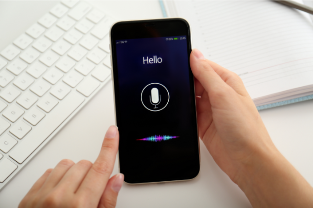 Mobiel met voice search
