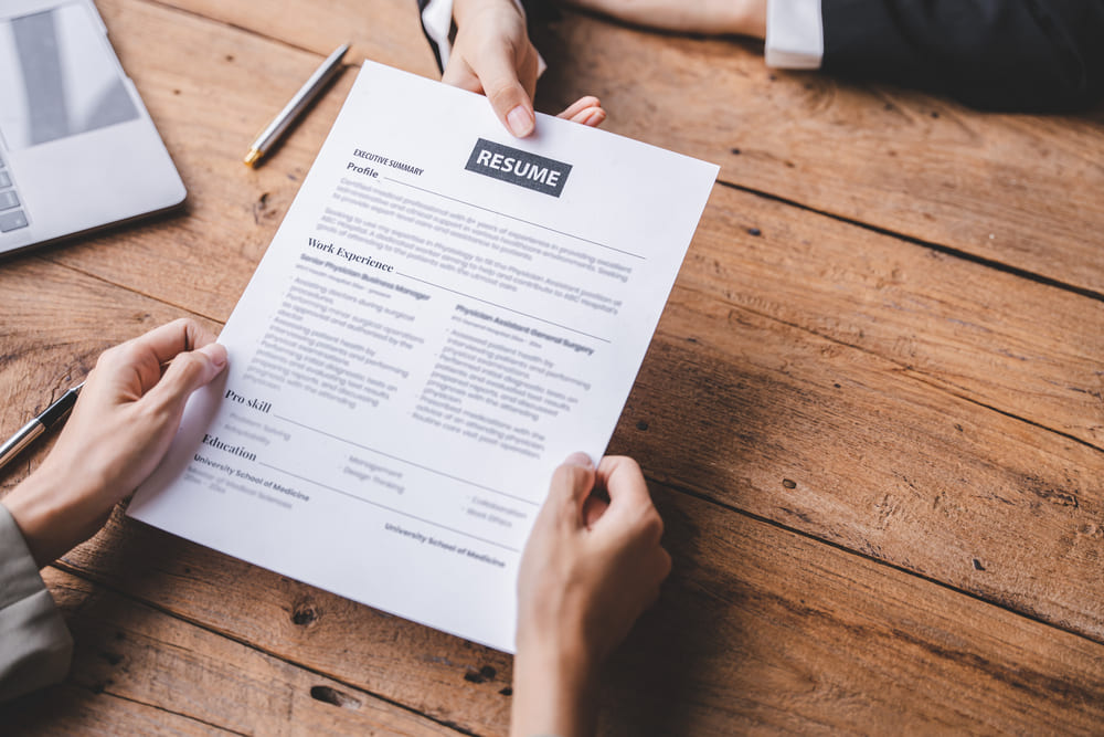 een cv afgeven tijdens een sollicitatie