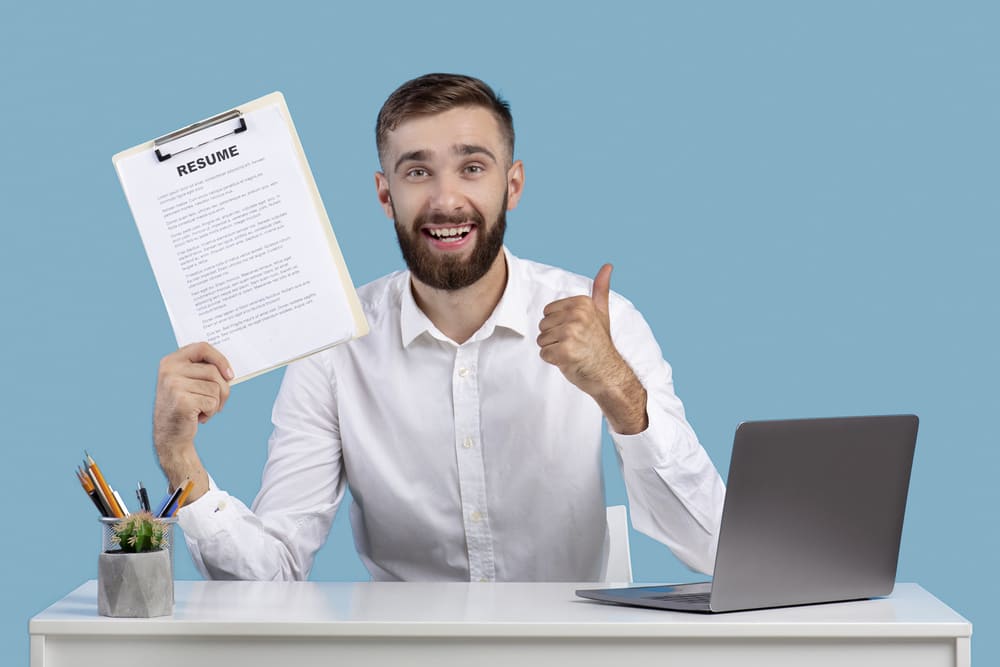 jongen is blij met zijn goed gemaakte cv